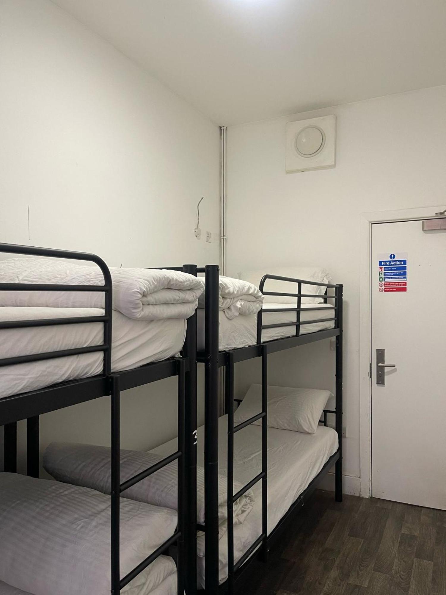 Lit dans Dortoir pour Hommes de 14 Lits