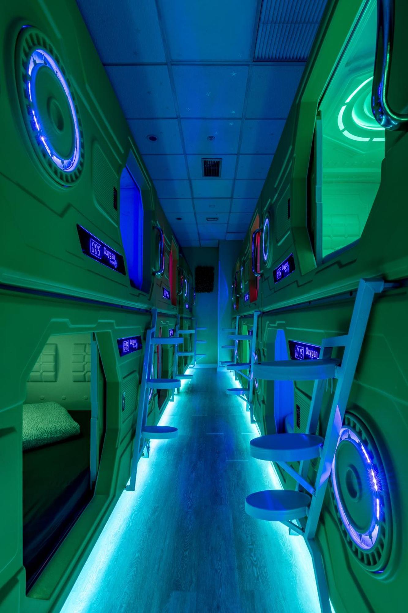 Capsule Single Bed Mixed Dormitory Room
