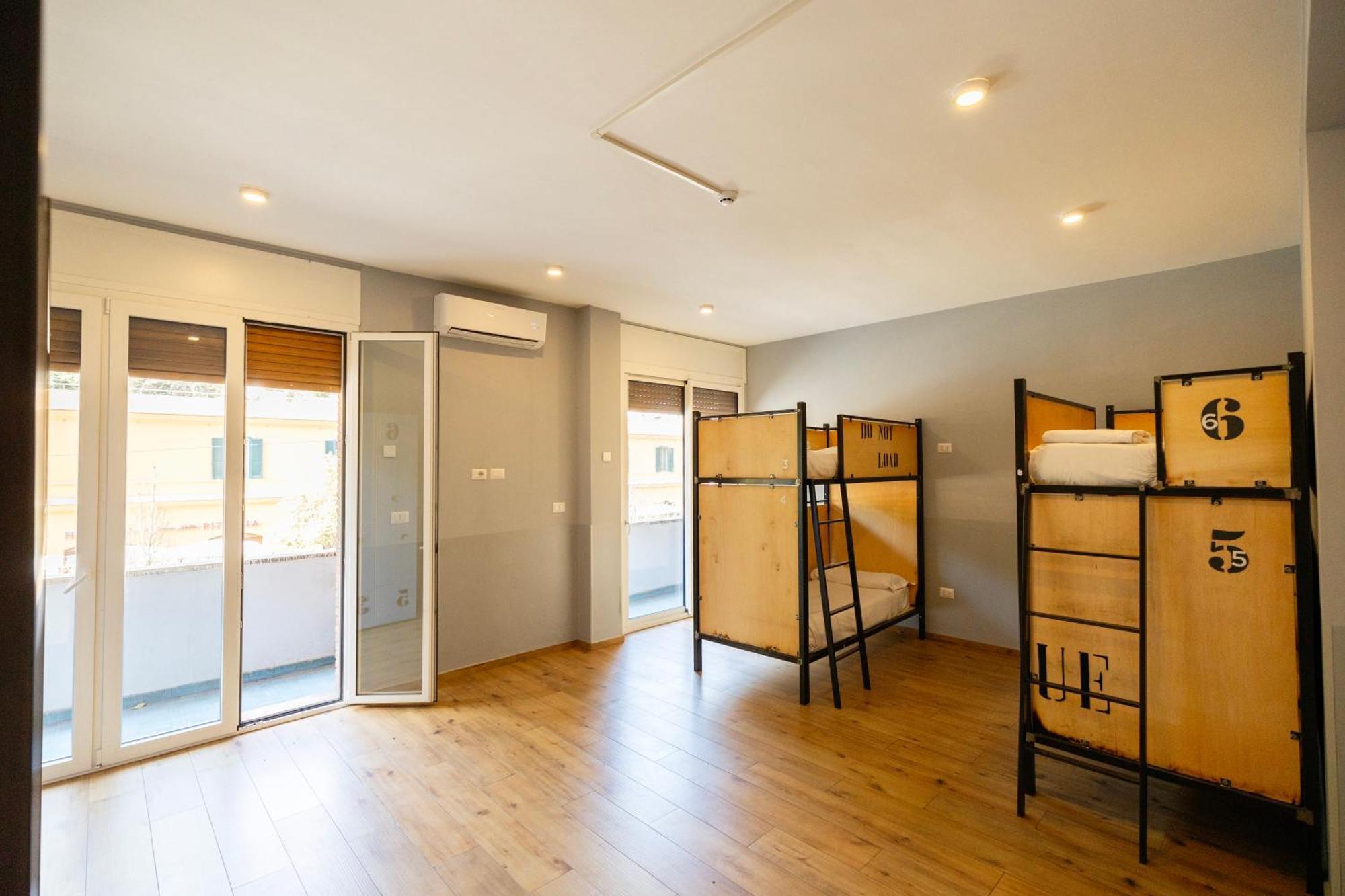 Lit dans Dortoir pour Femmes de 6 Lits