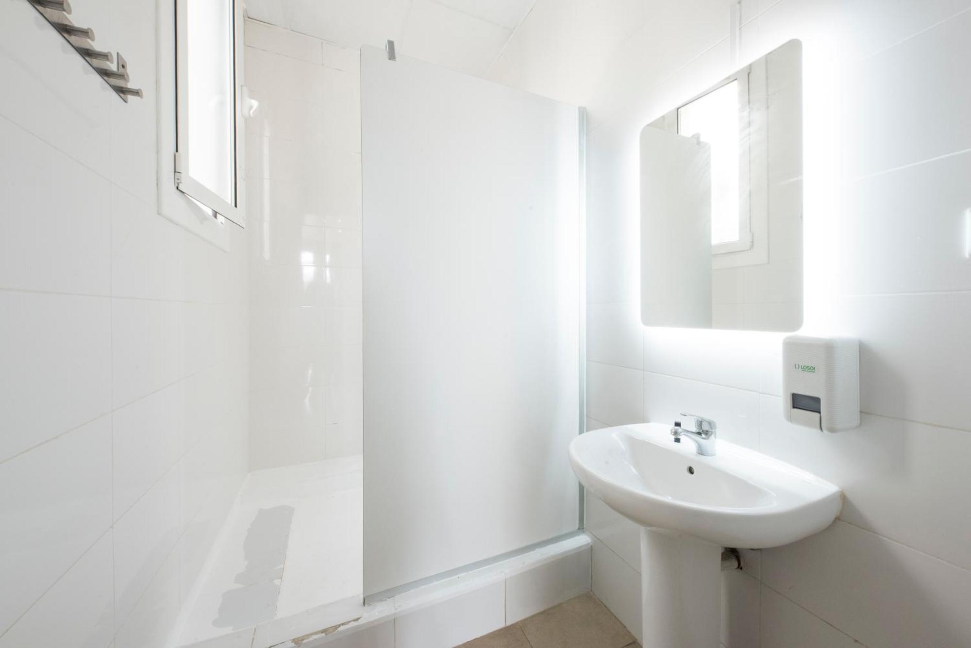 Lit dans Dortoir pour Femmes de 12 Lits avec Salle de Bains Privative