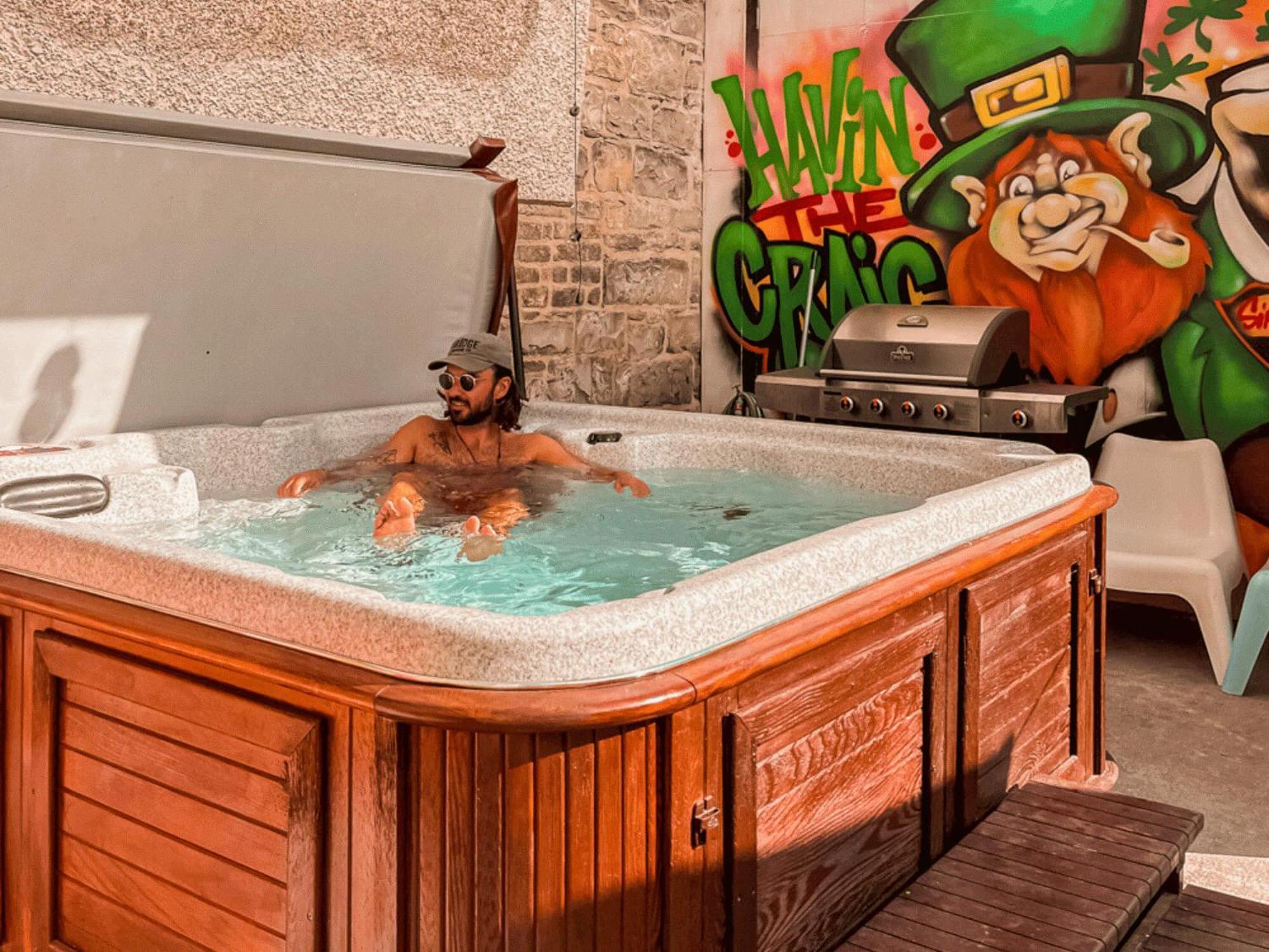 Ce lit se trouve dans un dortoir mixte de 8 lits doté d’une salle de bains privative
