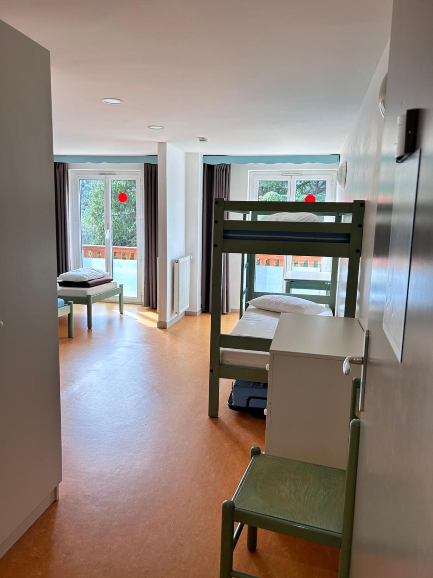 Lit dans un dortoir masculin de 4 lits avec salle de bains attenante