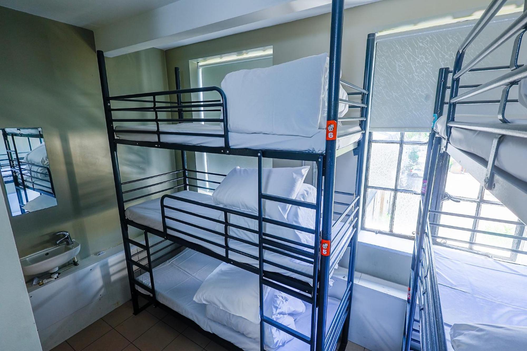 Bed in 6 Mixed Room with Shared Bathroom,1690949785:JPEG