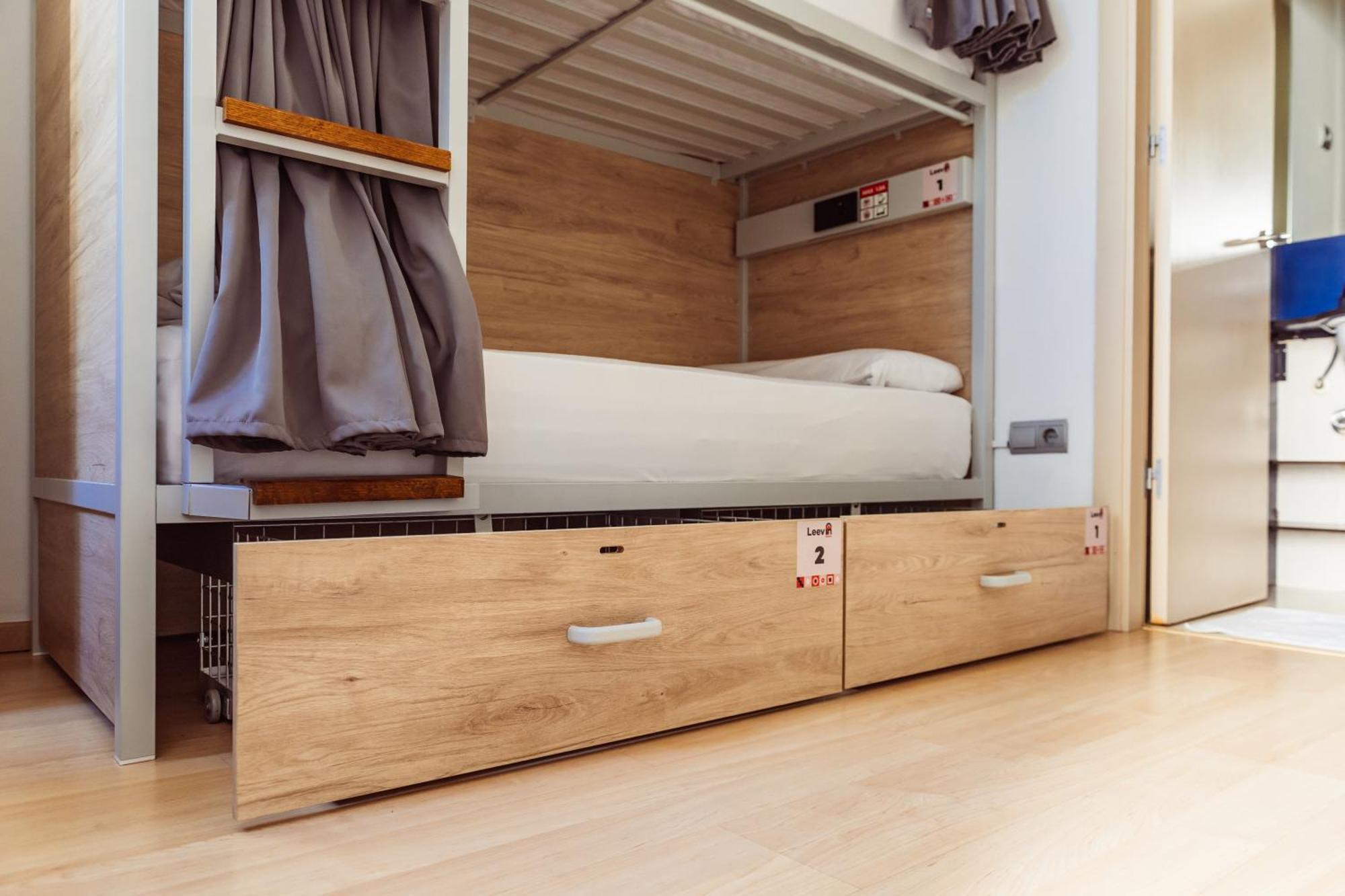 Lits Superposés dans Dortoir Masculin