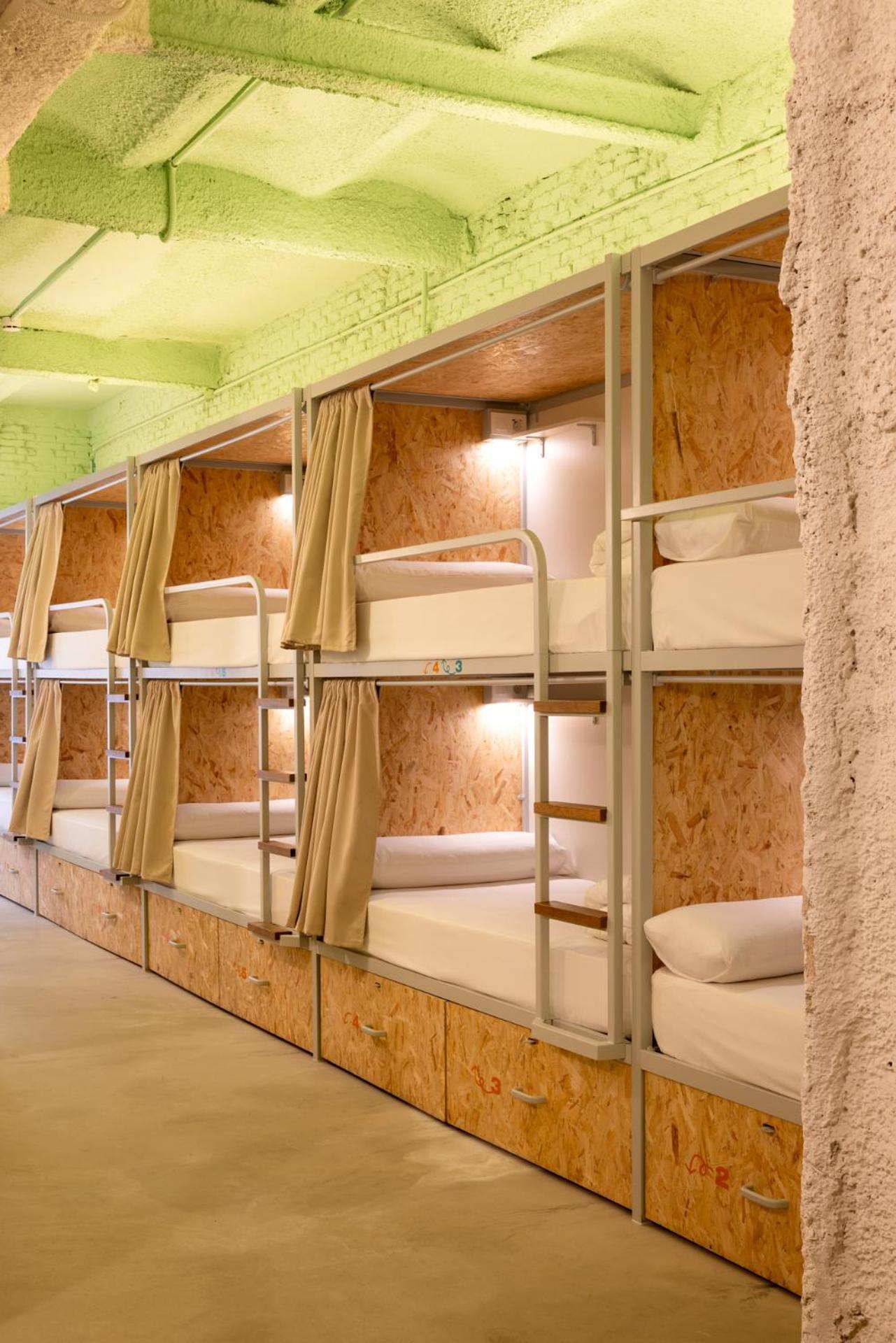 Lit dans Dortoir Mixte de 14 Lits avec Salle de Bains Commune