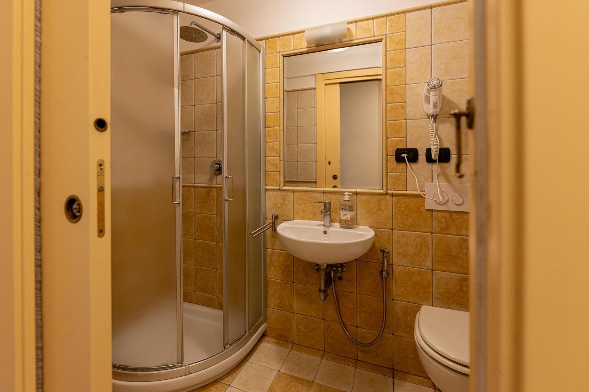 Lit Simple dans Dortoir Mixte de 6 Lits