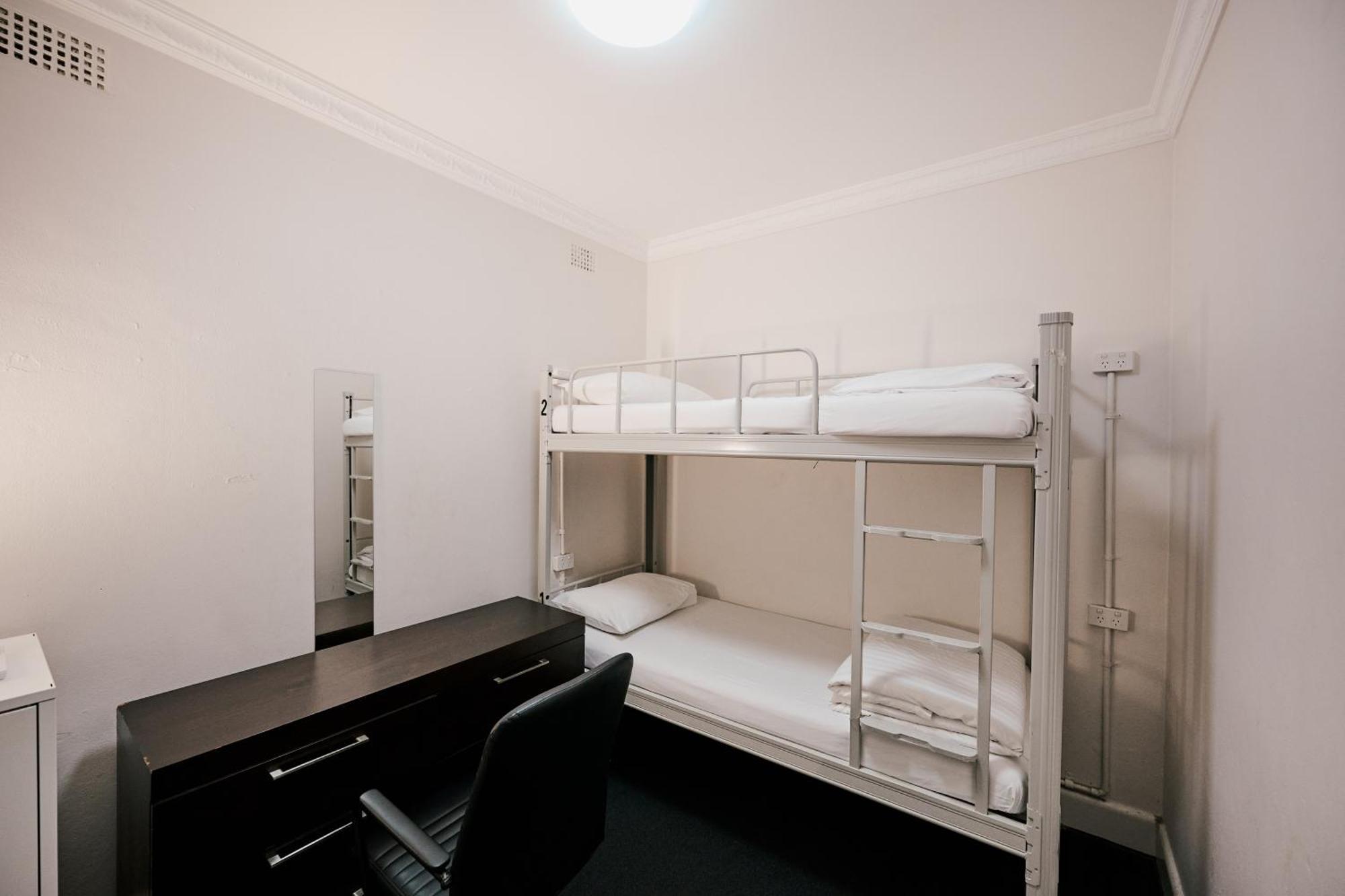 Chambre Lits Jumeaux avec Salle de Bains Commune