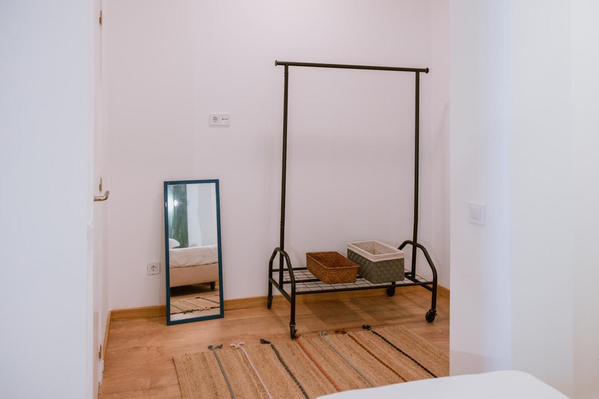 Single Bed in Mixed Dormitory Room - Internal Window