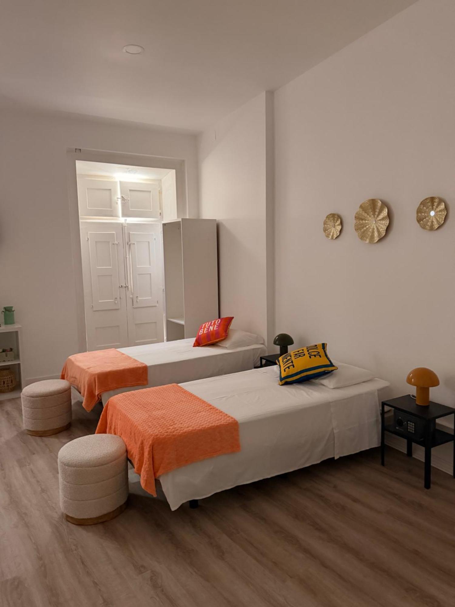 Lit Simple dans Dortoir pour Femmes