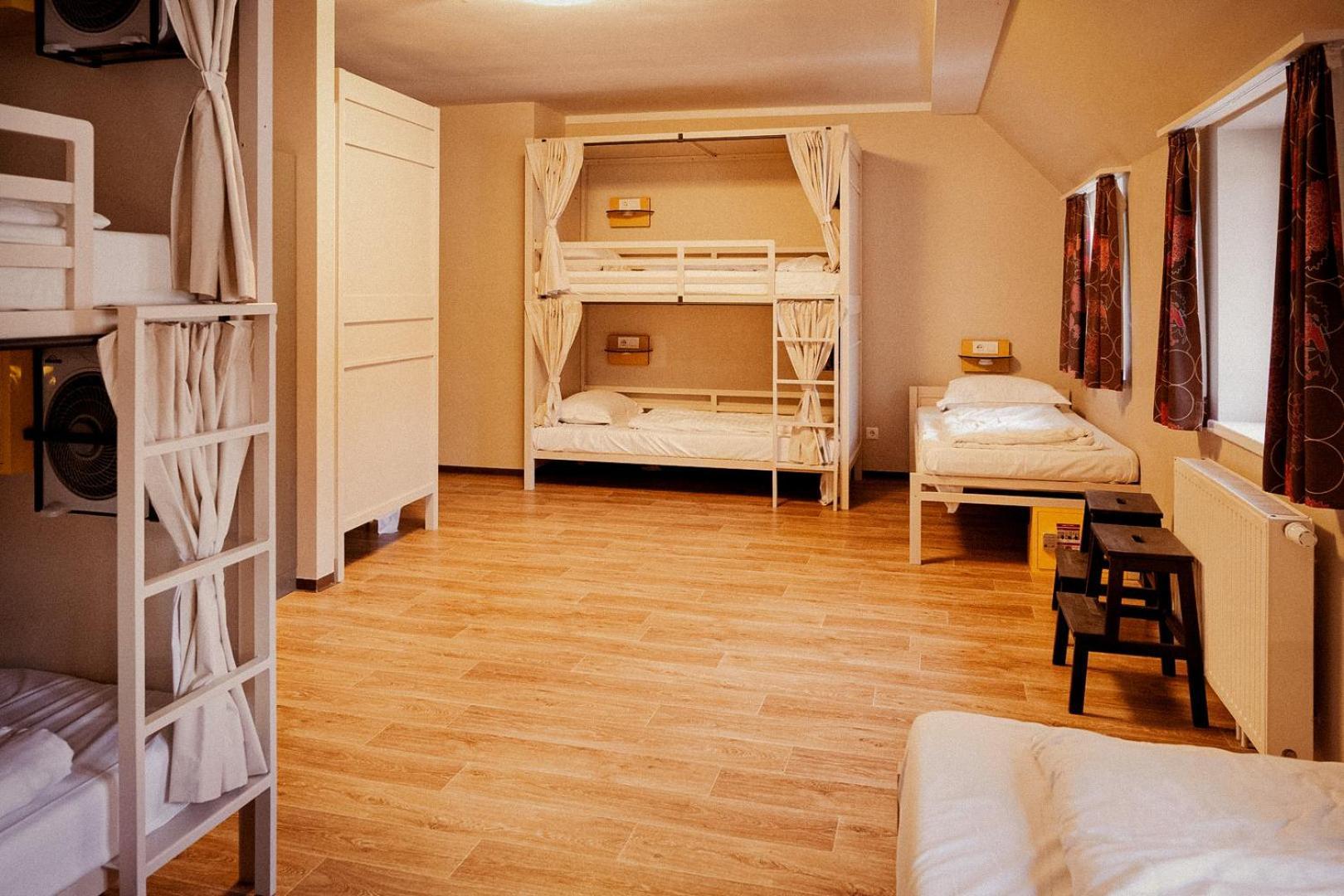 Lit Simple dans Dortoir Mixte de 8 lits