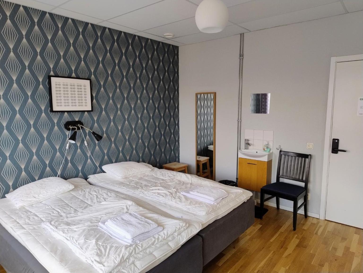 Chambre Lits Jumeaux avec Salle de Bains Commune