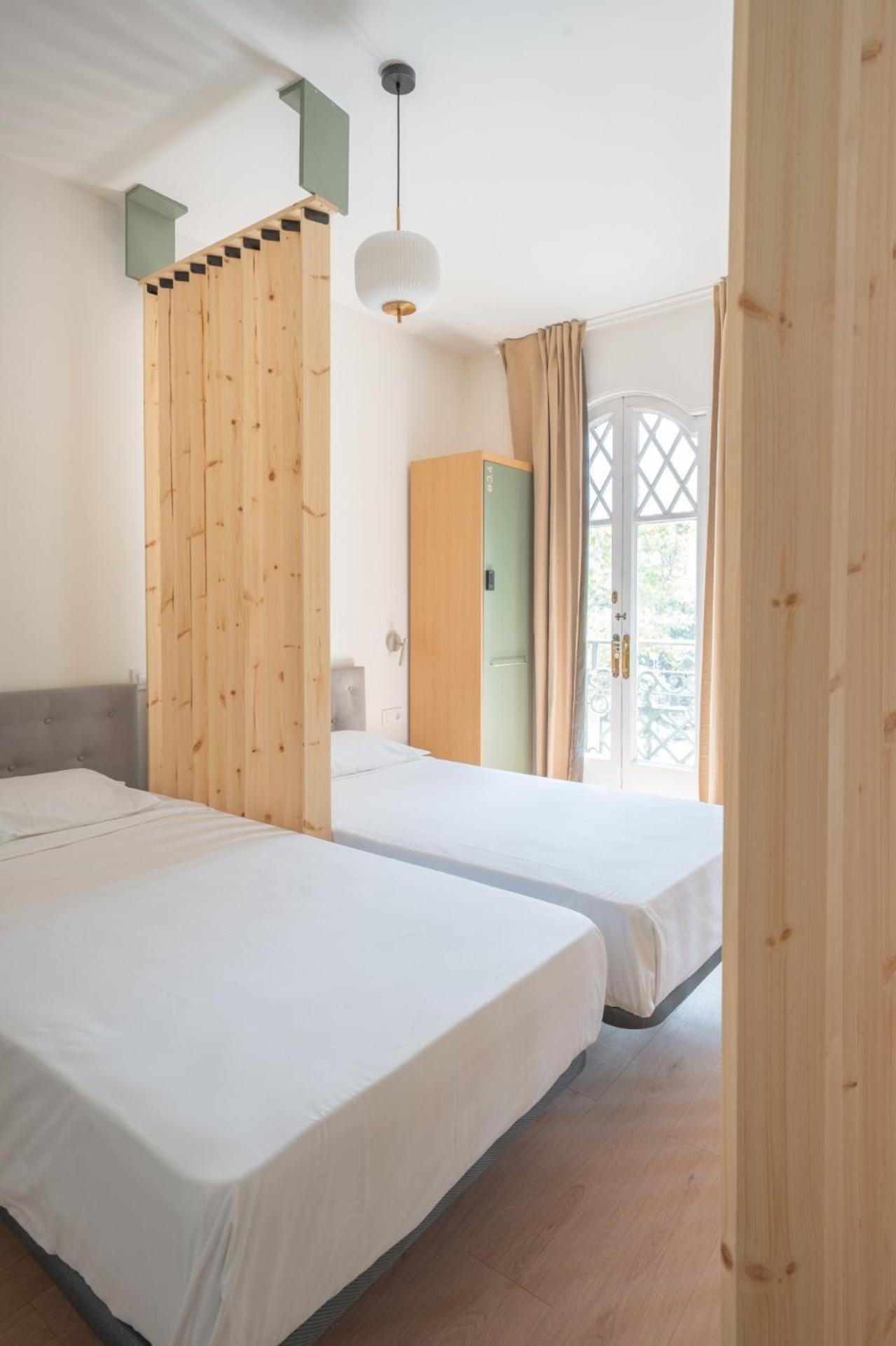 Lit Simple dans Dortoir pour Femmes