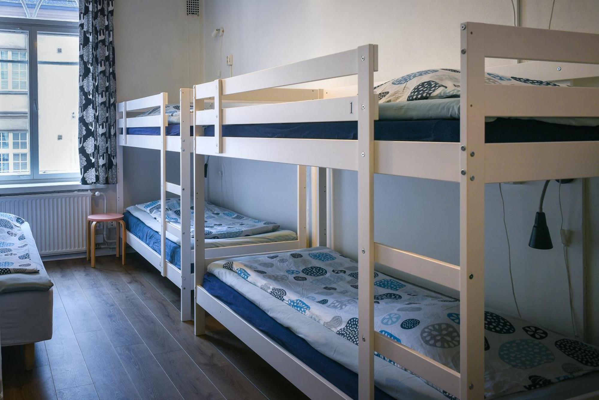 Lit Simple dans Dortoir pour Femmes de 6 Lits