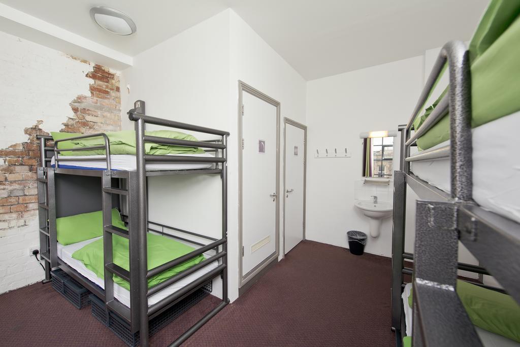 Lit Superposé en Dortoir Masculin avec Salle de Bains Commune