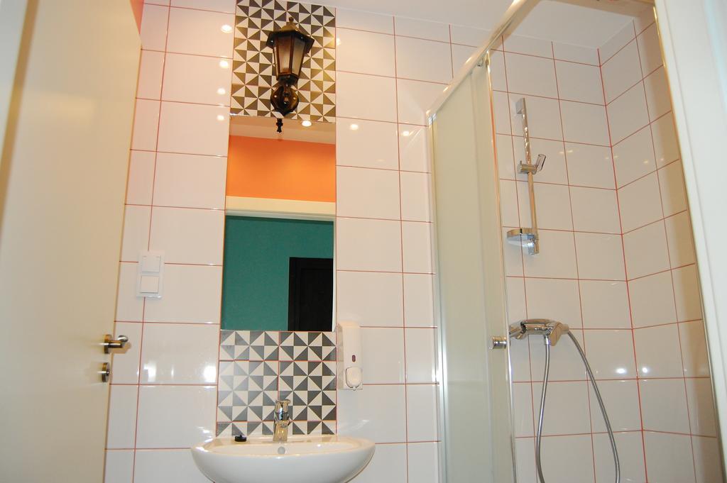 Lit dans Dortoir de 8 Lits avec Salle de Bains