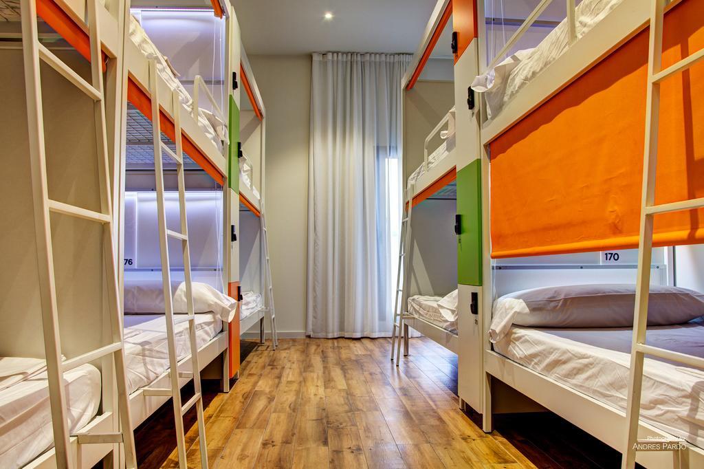 Lits Superposés dans Dortoir Masculin