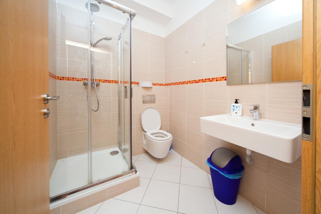 Lit Simple dans Dortoir Mixte de 12 Lits