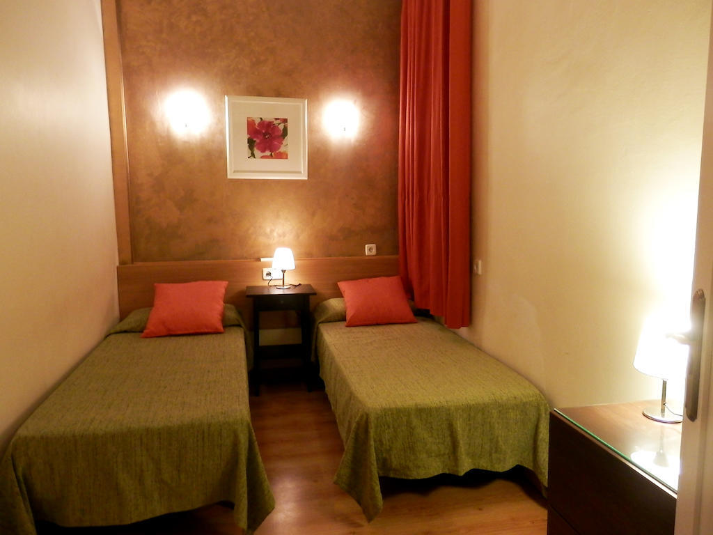Chambre Lits Jumeaux Basique avec Salle de Bains Commune