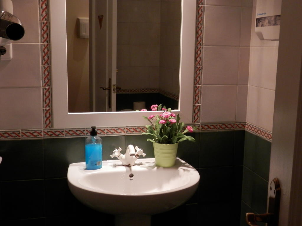 Lit dans Dortoir Féminin de 4 Lits avec Salle de Bains Commune
