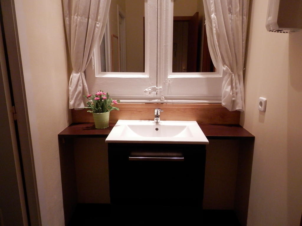 Lit dans Dortoir 6 Lits avec Salle de Bains Commune