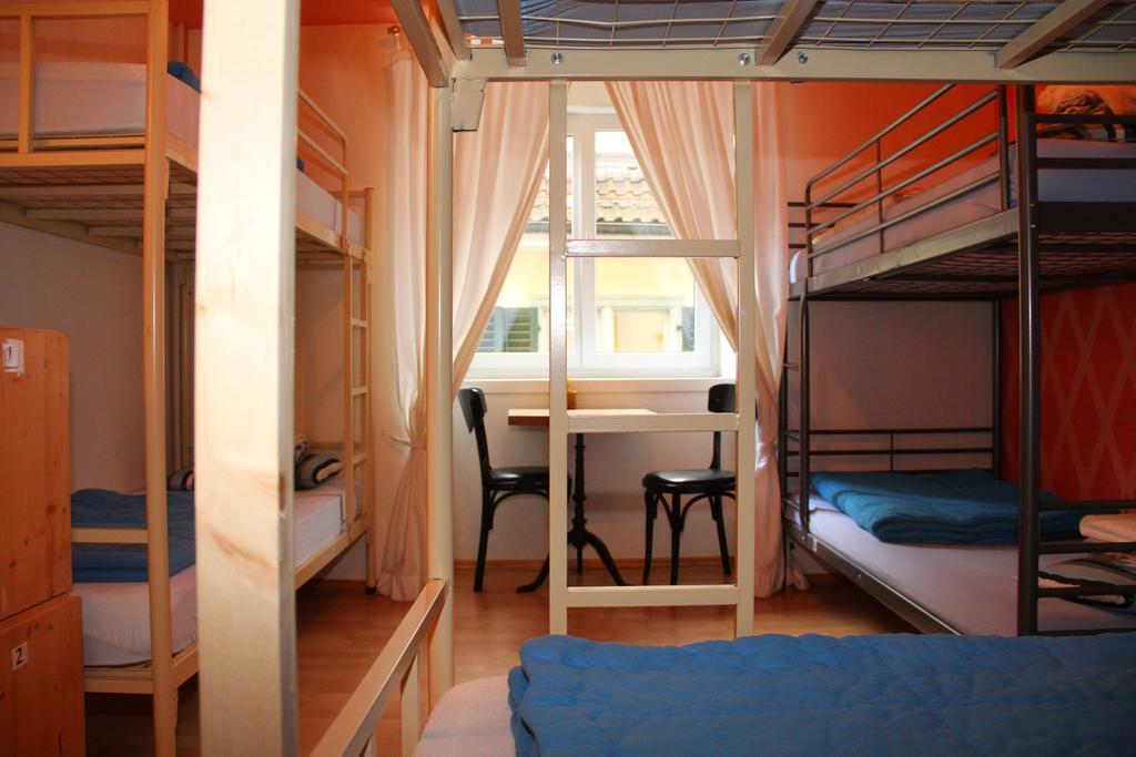 Lit Économique dans Dortoir Mixte de 6 Lits