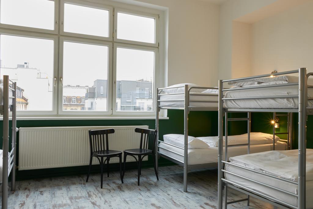 Lit dans Dortoir Mixte de 10 Lits avec Salle de Bains Commune