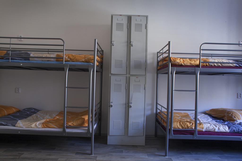 Lit Superposé en Dortoir Mixte pour 8 Personnes - Vue sur Rue