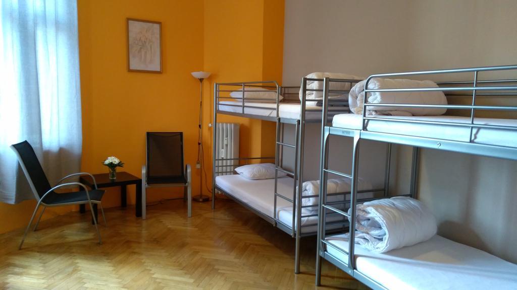 Lit Superposé dans Dortoir pour Femmes