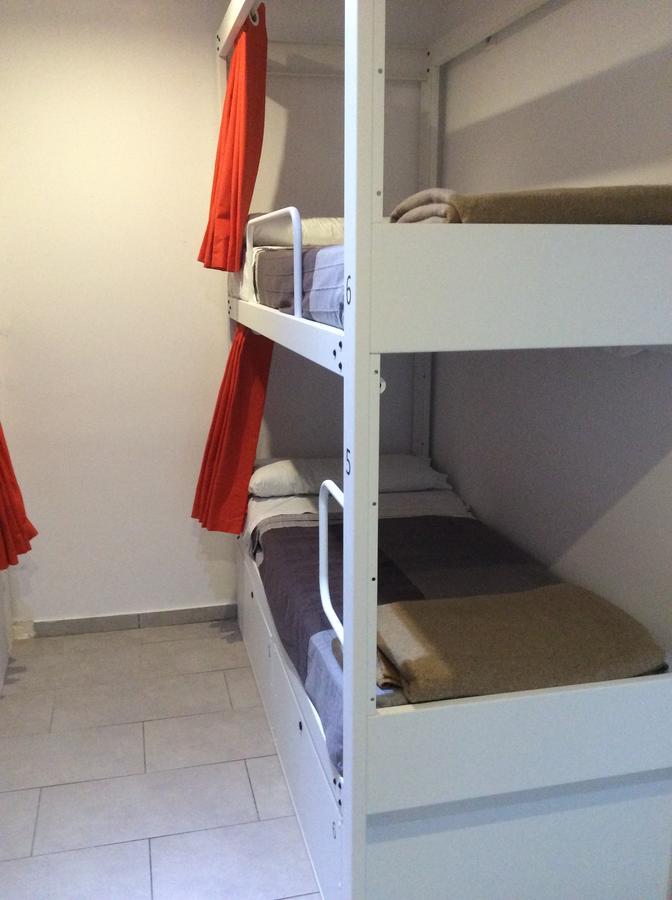Lit Simple dans Dortoir de 12 Lits