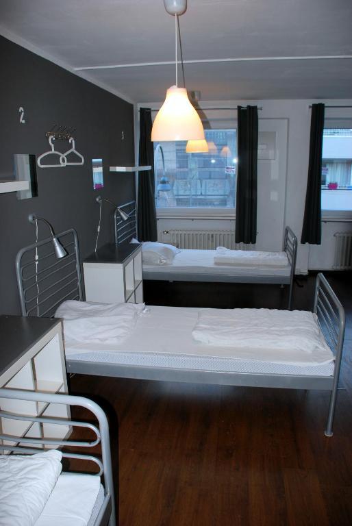 Lit Simple en Dortoir Mixte 6 Lits avec Salle de Bains Commune