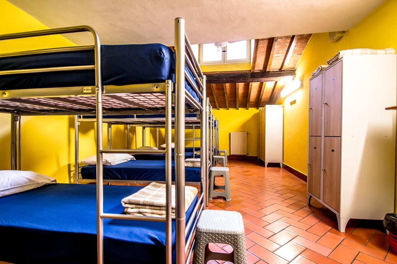 Lit Simple dans Dortoir pour Femmes