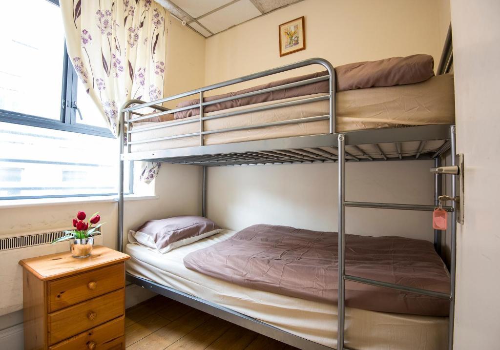 Chambre Lits Jumeaux avec Salle de Bains Commune