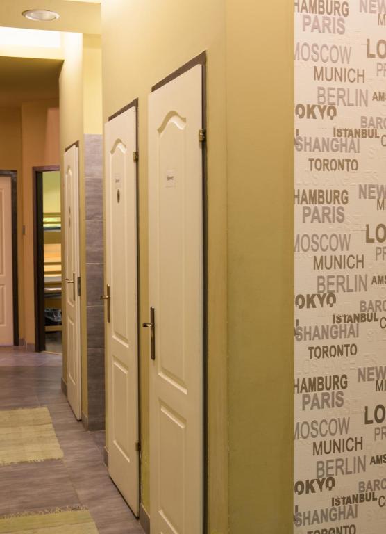 Chambre Simple avec Toilettes et Douche Communes