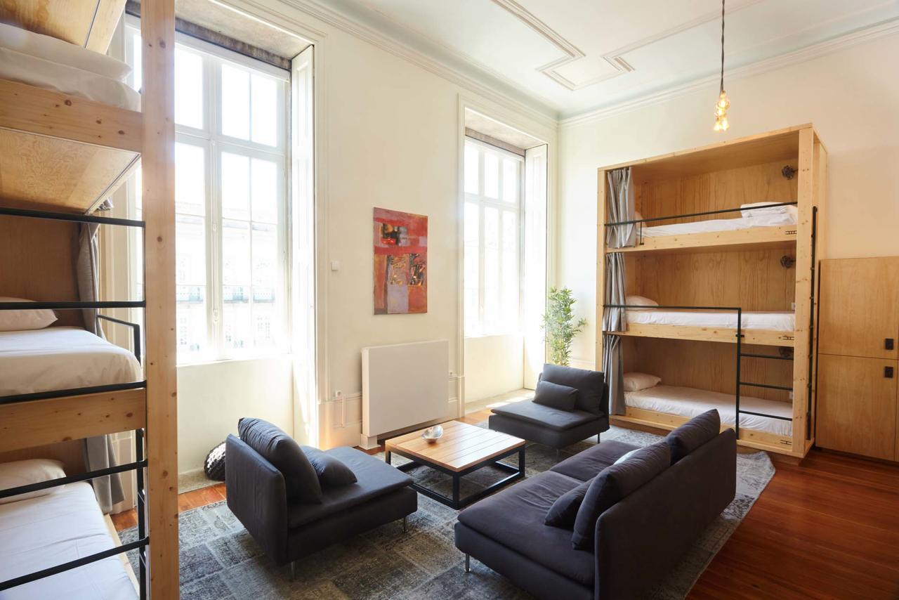 Lit Simple dans Dortoir Mixte