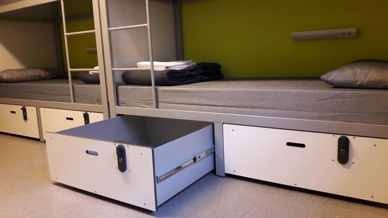 Lit Simple dans Dortoir pour Hommes de 8 Lits