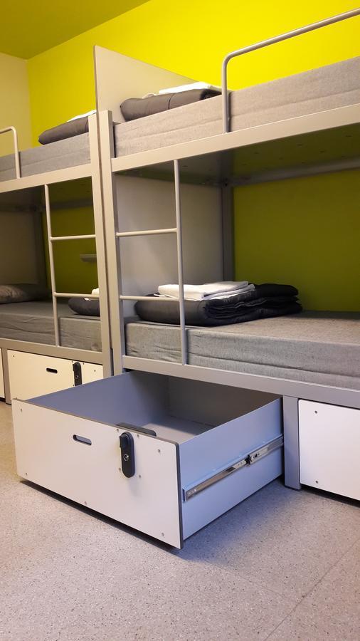 Lit Simple dans Dortoir pour Femmes de 8 Lits