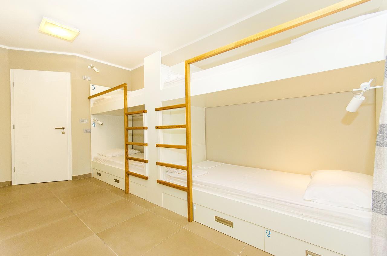 Lit Simple dans Dortoir de 4 Lits avec Salle de Bains Commune