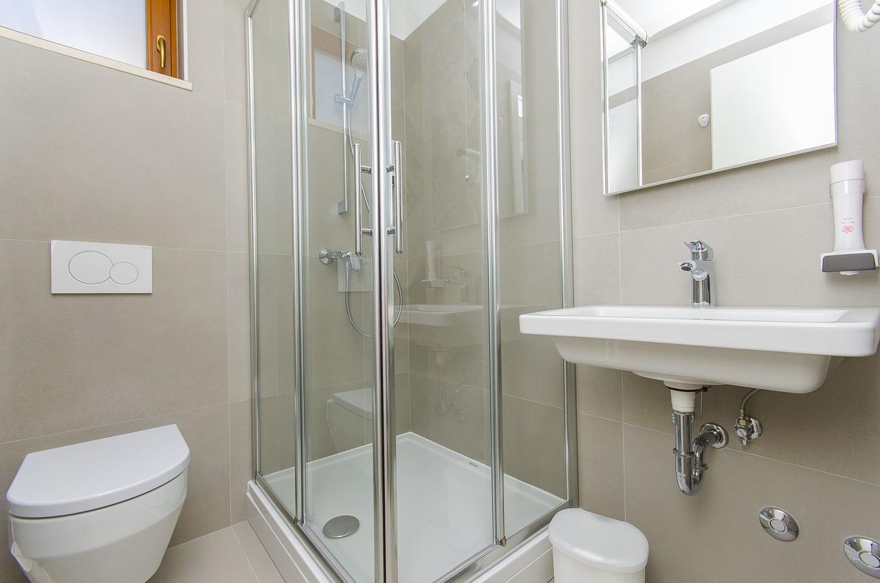 Lit Simple dans Dortoir de 3 Lits avec Salle de Bains Commune
