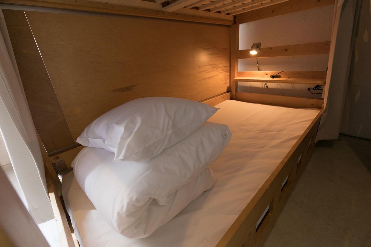 Lit Simple dans Dortoir Mixte