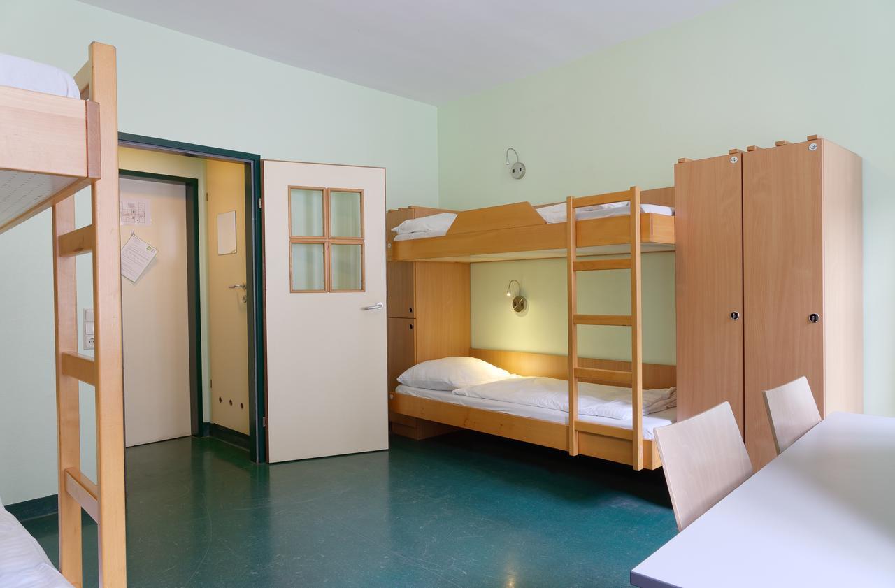 Lit Superposé dans Dortoir pour Femmes de 4-6 Lits avec Salle de Bains Commune