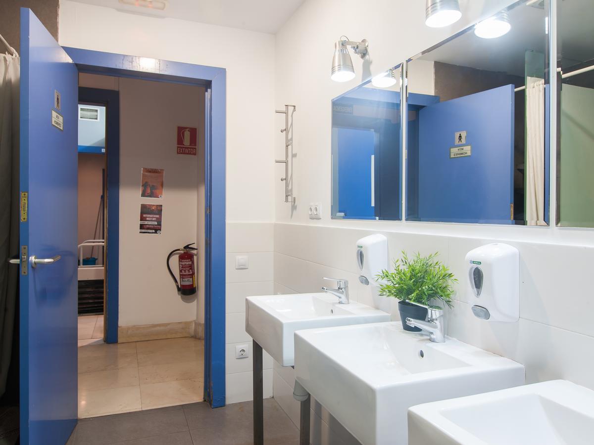 Lit dans Dortoir Féminin de 4 Lits avec Salle de Bains Commune