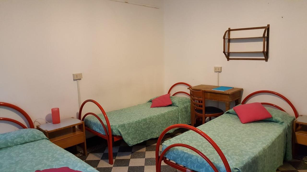 Lit Simple en Dortoir Féminin avec Salle de Bains Commune