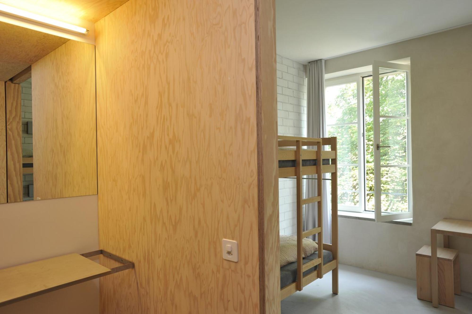 Lit Simple dans Chambre Quadruple