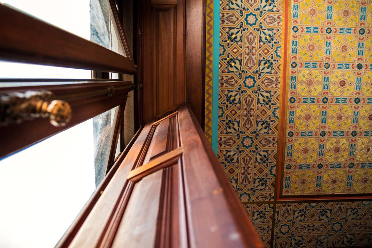 Bed in 6-Bed Mixed Dormitory Room with Shared Bathroom