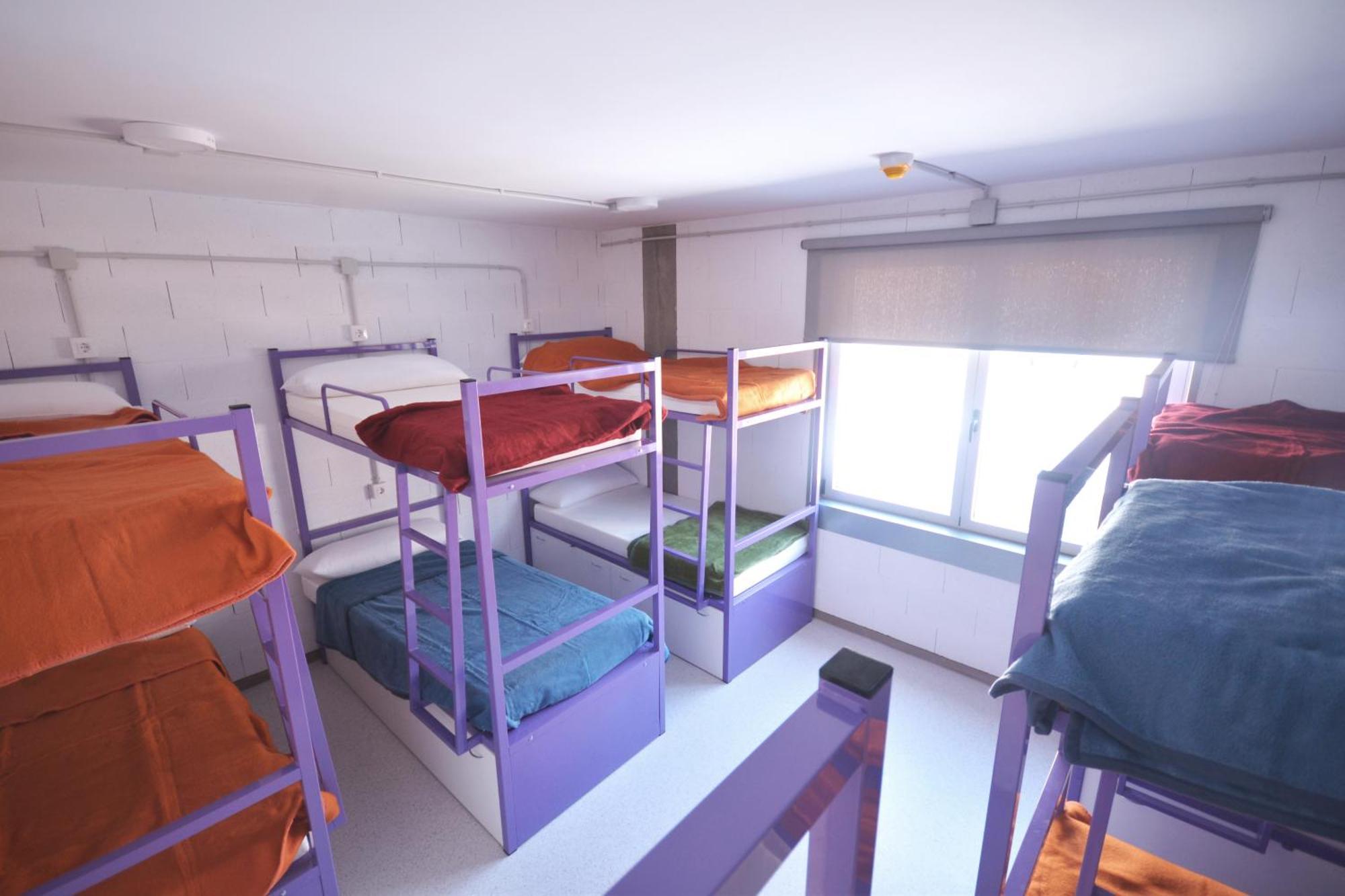 Lit dans un Dortoir Mixte de 12 Lits avec Salle de Bains Commune