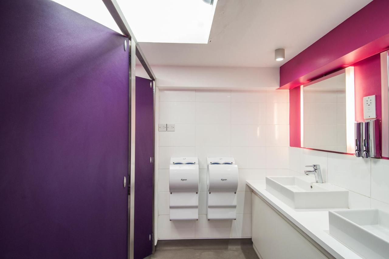 Lit dans Dortoir Mixte de 12 Lits avec Salle de Bains Commune