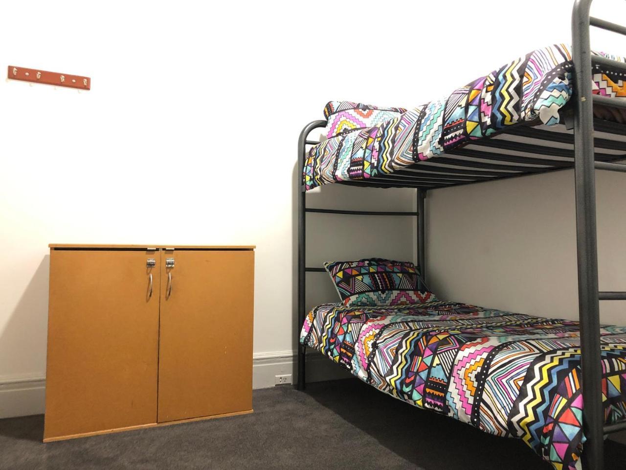 Chambre Lits Jumeaux avec Lits Superposés et Salle de Bains Commune