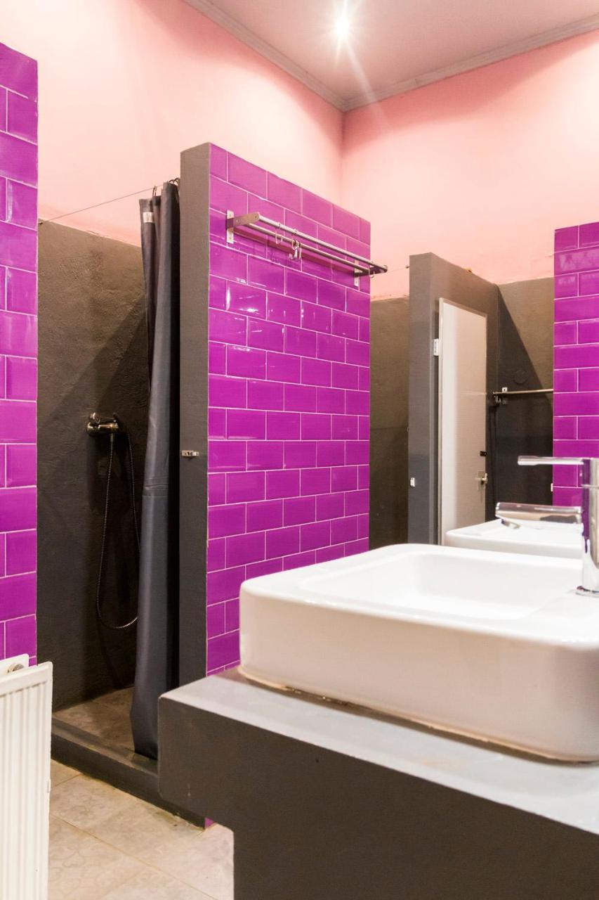 Lit Simple dans Dortoir Mixte