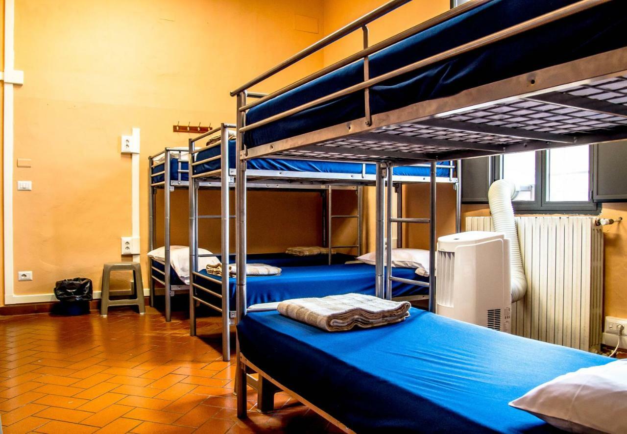 Lit Simple dans Dortoir pour Femmes