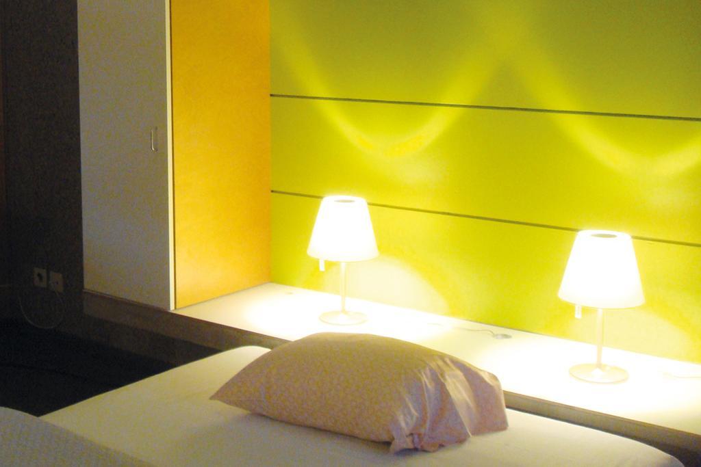 Lit Simple dans Chambre Quadruple